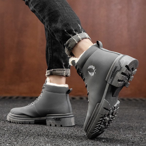 Modern férfi csizma hímzéssel és meleg béléssel