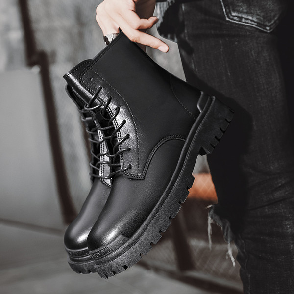 Sima modell férfi csizma eko bőrből fekete színben