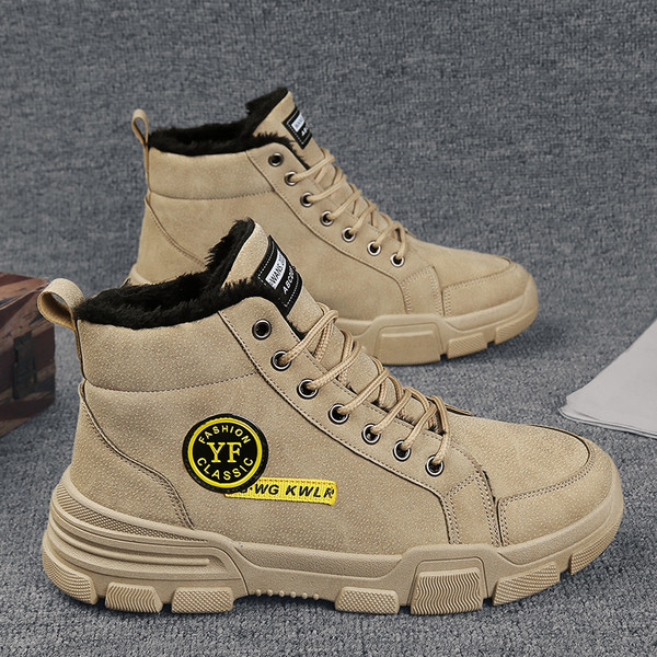 Praegused paelte ja embleemiga meeste saapad