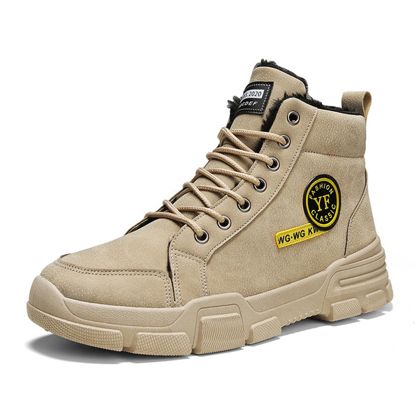 Praegused paelte ja embleemiga meeste saapad