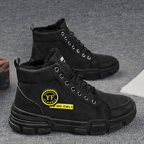 Praegused paelte ja embleemiga meeste saapad