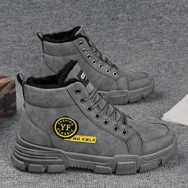 Praegused paelte ja embleemiga meeste saapad