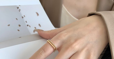 Модерен дамски пръстен с декоративни камъни