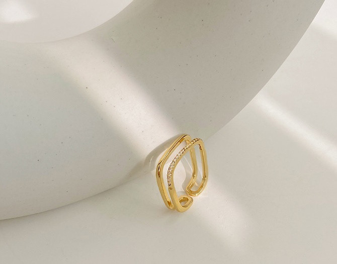 Moodne naiste sõrmus dekoratiivkividega