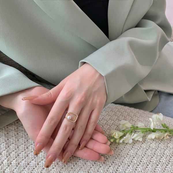 Aktuális női gyűrű díszgyönggyel