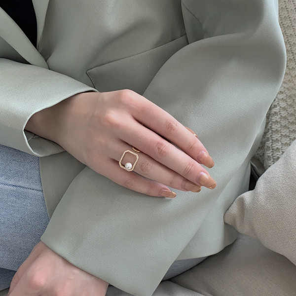 Aktuális női gyűrű díszgyönggyel