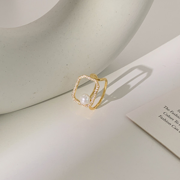 Aktuális női gyűrű díszgyönggyel