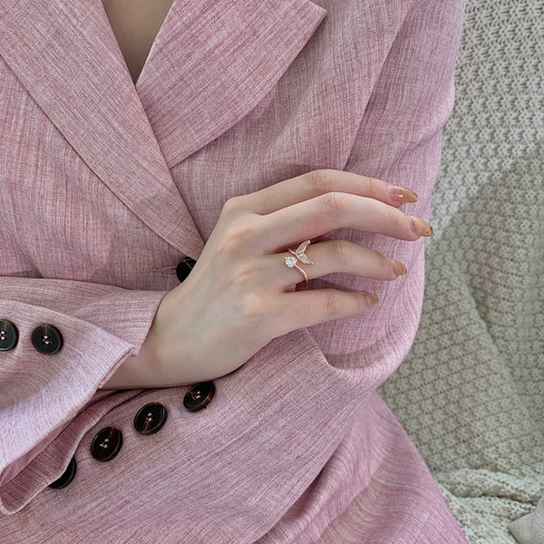 Stiilne dekoratiivkiviga naiste sõrmus