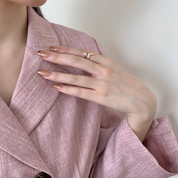 Stiilne dekoratiivkiviga naiste sõrmus