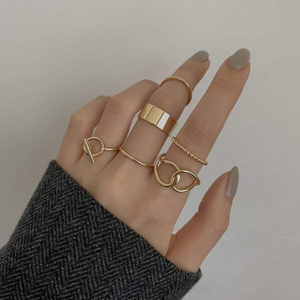 Kaasaegne naiste sõrmuste komplekt