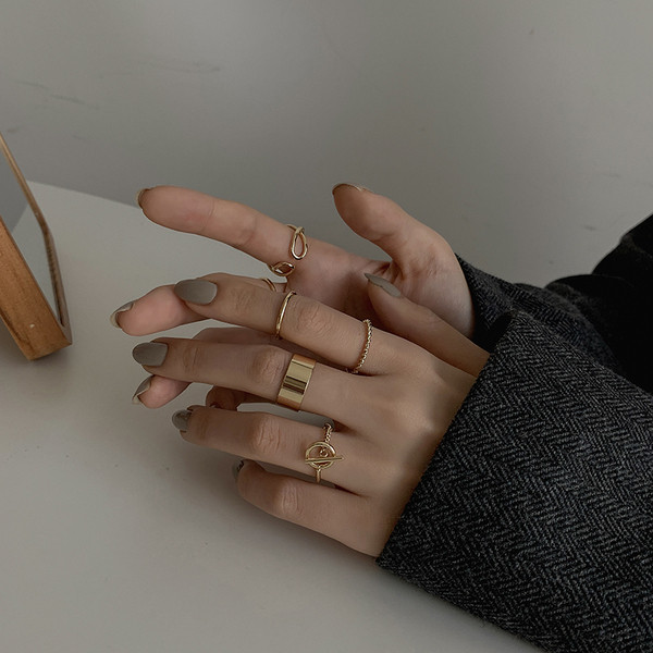 Kaasaegne naiste sõrmuste komplekt