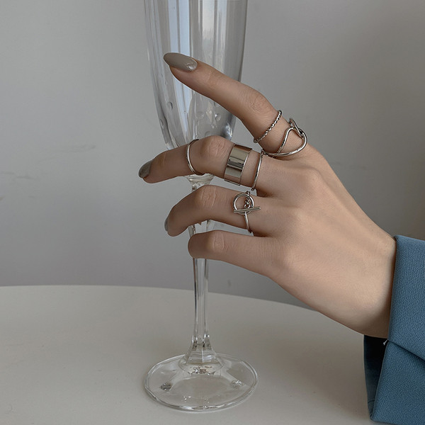 Kaasaegne naiste sõrmuste komplekt