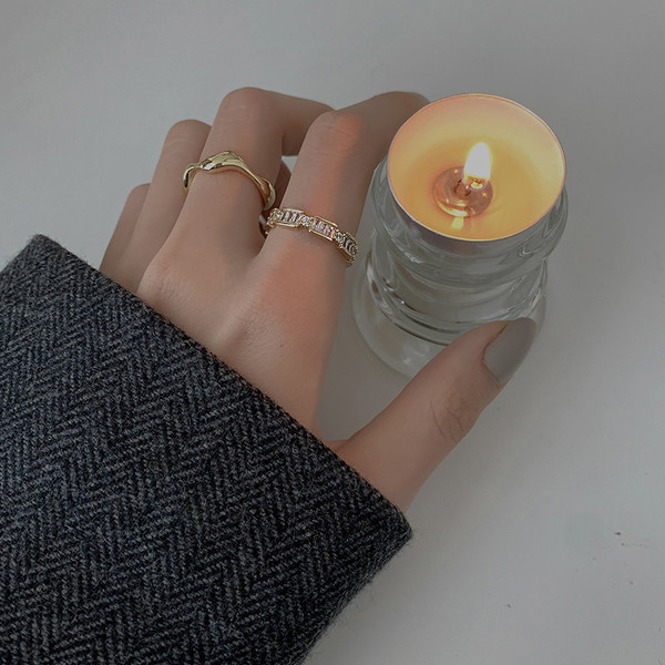 Σετ δύο γυναικείων δαχτυλιδιών με διακοσμητικές πέτρες