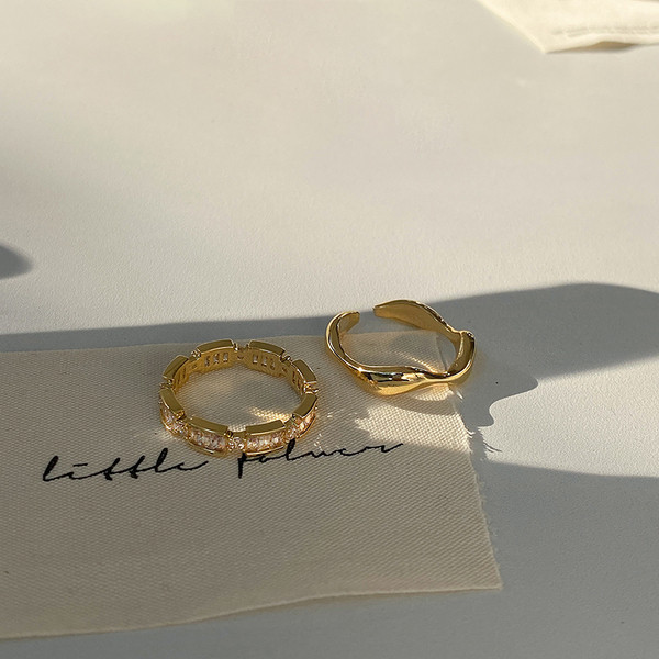 Σετ δύο γυναικείων δαχτυλιδιών με διακοσμητικές πέτρες