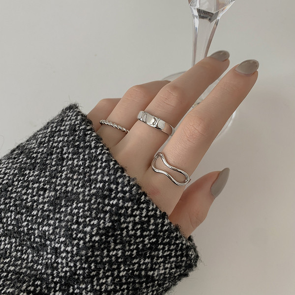 Naiste moodne kolmest sõrmust koosnev komplekt