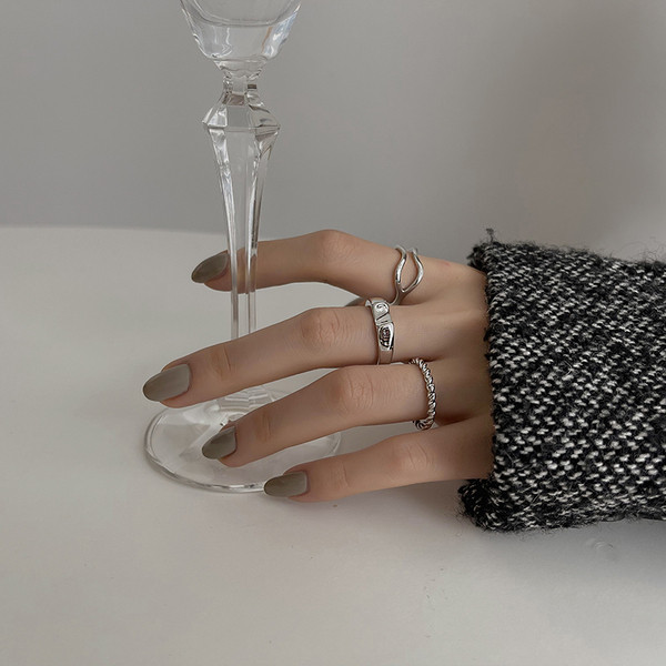 Naiste moodne kolmest sõrmust koosnev komplekt