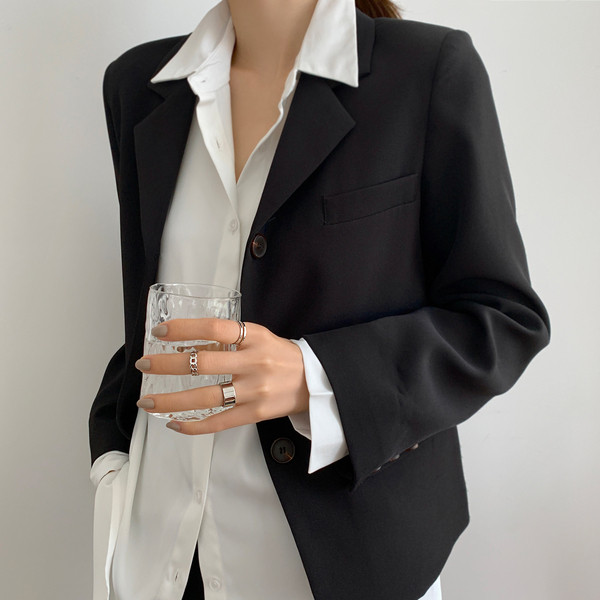 Trīs sieviešu gredzenu komplekts