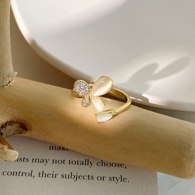 Дамски актуален пръстен с декоративни камъни