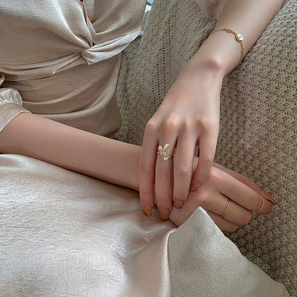 Γυναικείο μοντέρνο  δαχτυλίδι με διακοσμητικές πέτρες