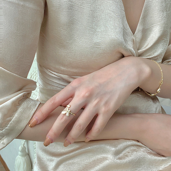 Γυναικείο μοντέρνο  δαχτυλίδι με διακοσμητικές πέτρες