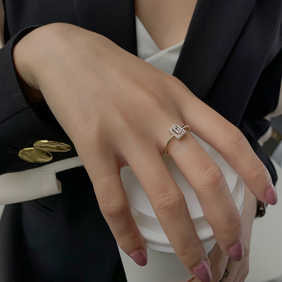 Стилен дамски пръстен с декоративни камъни