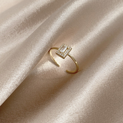 Κομψό γυναικείο δαχτυλίδι με διακοσμητικές πέτρες