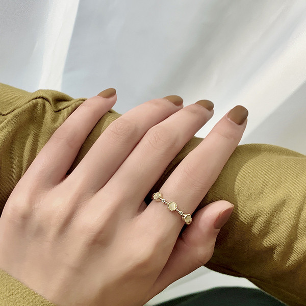 Naiste stiilne dekoratiivkividega sõrmus