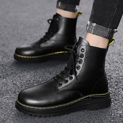 Μοντέρνες ανδρικές μπότες με κορδόνια