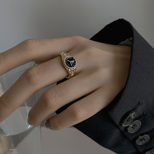 Aktuális női gyűrű díszkővel