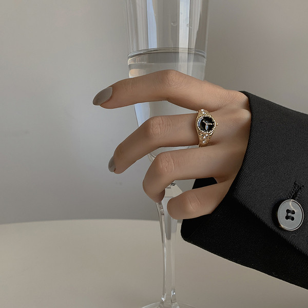 Aktuális női gyűrű díszkővel