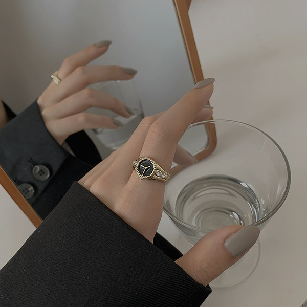 Aktuális női gyűrű díszkővel