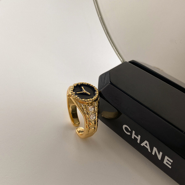 Aktuális női gyűrű díszkővel