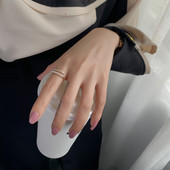 Σύγχρονο γυναικείο δαχτυλίδι με διακοσμητικές πέτρες και πέρλες