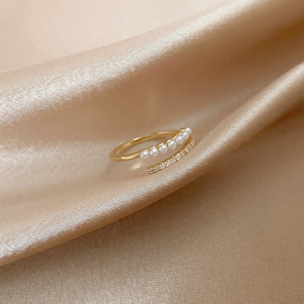 Σύγχρονο γυναικείο δαχτυλίδι με διακοσμητικές πέτρες και πέρλες