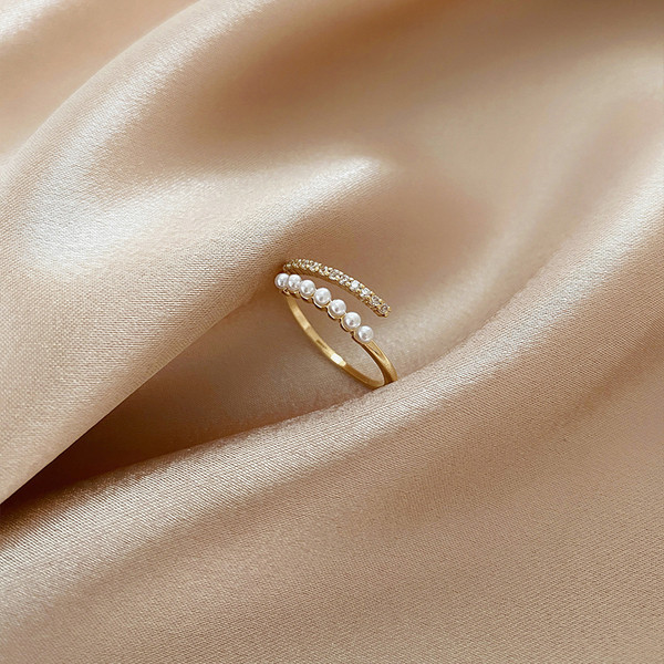 Σύγχρονο γυναικείο δαχτυλίδι με διακοσμητικές πέτρες και πέρλες