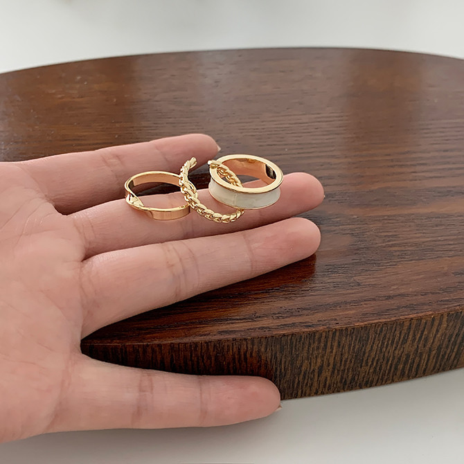 Naiste ajakohane kolmest sõrmusest koosnev komplekt