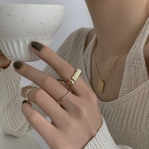 Κομψό γυναικείο σετ δαχτυλιδιών