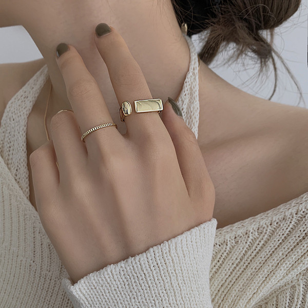 Κομψό γυναικείο σετ δαχτυλιδιών