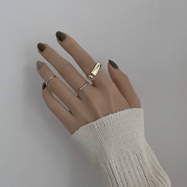Κομψό γυναικείο σετ δαχτυλιδιών