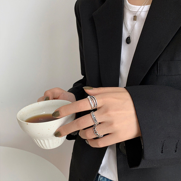 Naiste kolmest sõrmust koosnev komplekt kirjaga