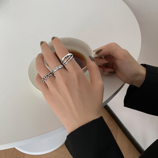 Naiste kolmest sõrmust koosnev komplekt kirjaga