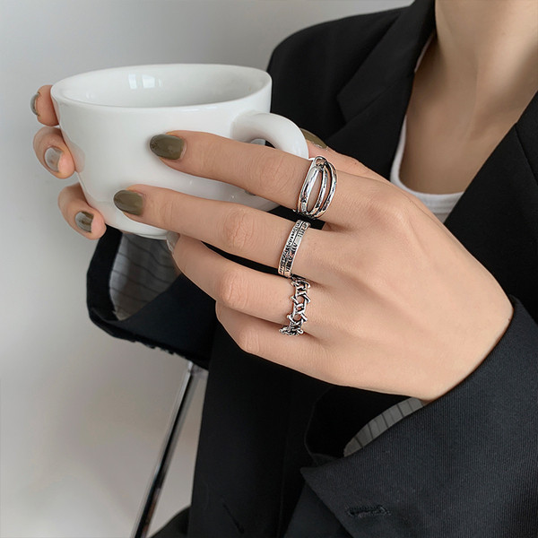 Naiste kolmest sõrmust koosnev komplekt kirjaga