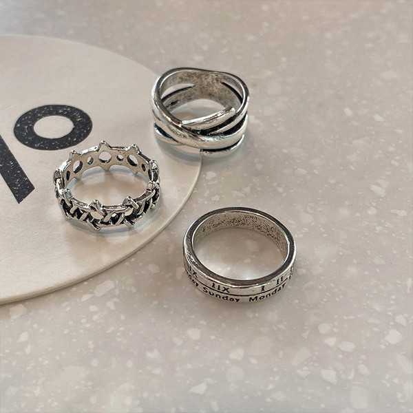 Naiste kolmest sõrmust koosnev komplekt kirjaga