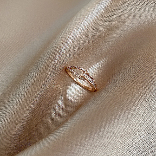 Stiilne naiste sõrmus dekoratiivkividega