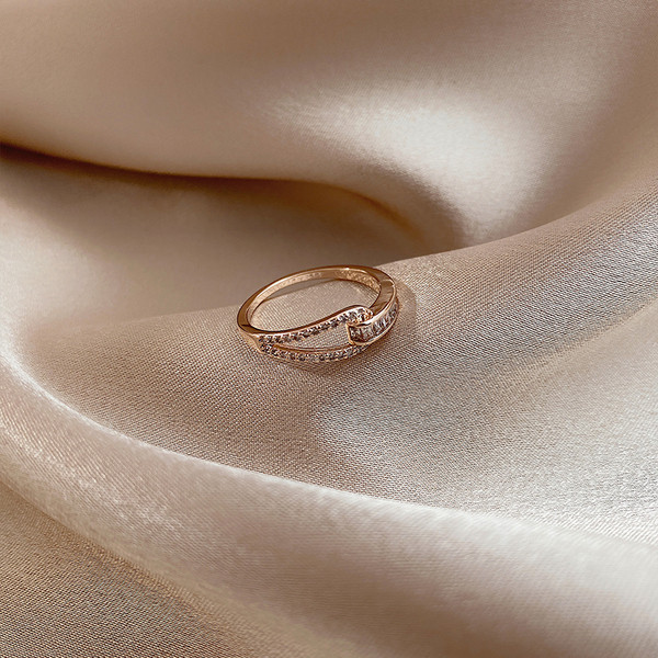 Stiilne naiste sõrmus dekoratiivkividega