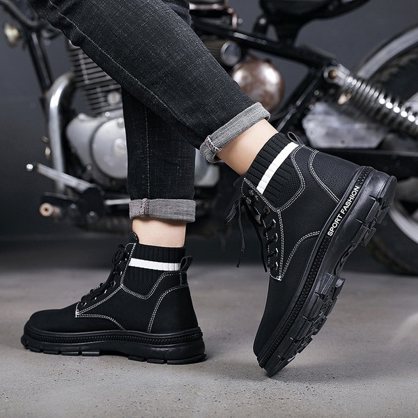 Meeste nahast saapad tekstiilist osa ja kirjadega