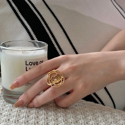 Модерен дамски пръстен във формата на роза