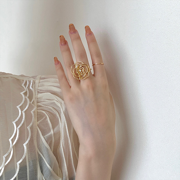 Moodne roosikujuline naiste sõrmus