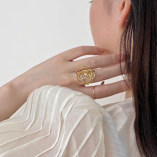 Moodne roosikujuline naiste sõrmus