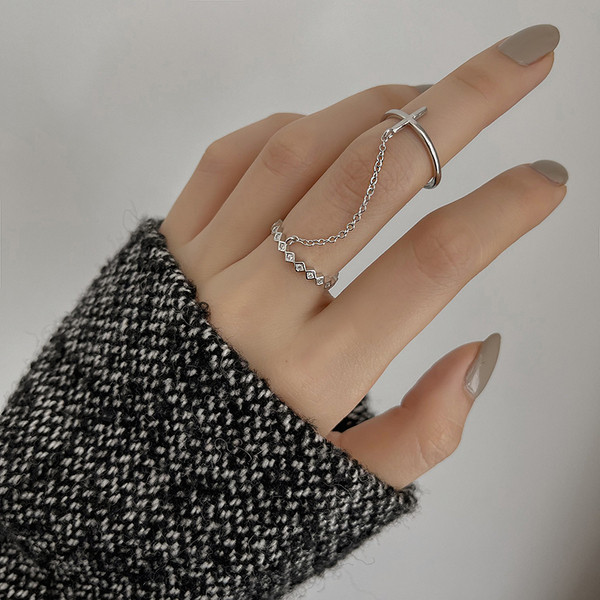 Aktuális női gyűrű díszkövekkel